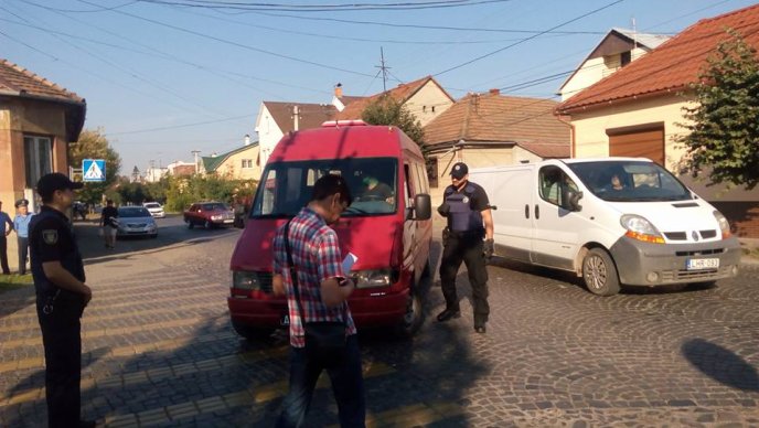 Поліція перекрила під’їзди до будівлі Мукачівського міськрайонного суду – 02