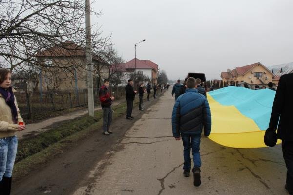 На колінах зі сльозами на очах полеглого "кіборга" зустріли мешканці рідної Ільниці (ФОТО) – 16
