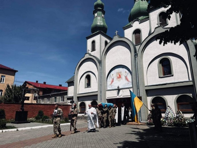 В Мукачеві попрощалися з полеглим на війні Героєм  – 04