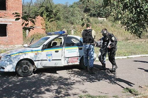 В універмазі правоохоронці затримали двох озброєних злочинців – 05