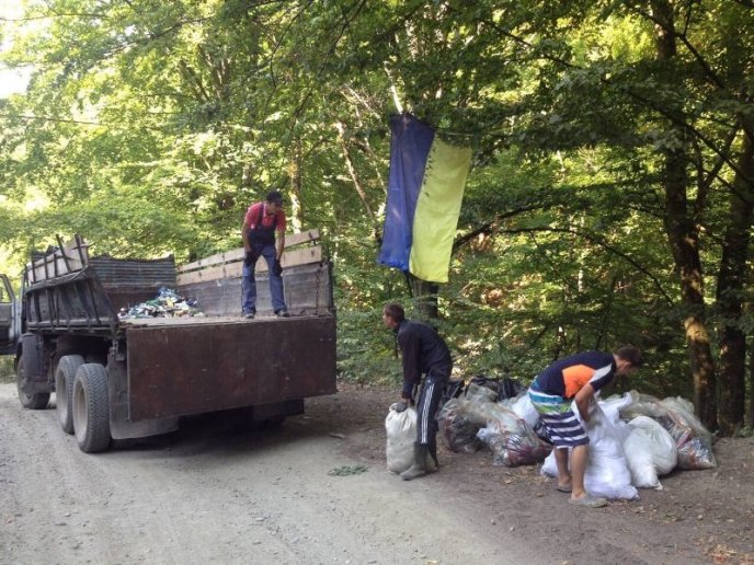 Волонтери очистили від сміття околиці села Косівська Поляна – 05