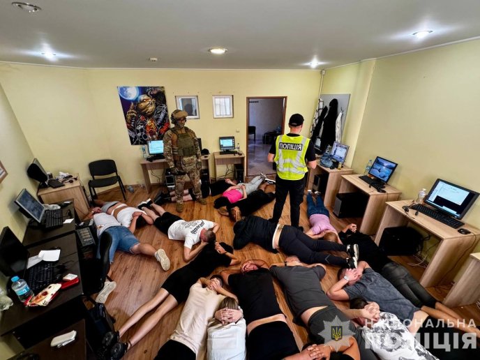 100 тисяч доларів прибутку на тиждень: поліцейські ліквідували масштабну мережу шахрайських кол-центрів – 04 100 тисяч доларів прибутку на тиждень: поліцейські ліквідували масштабну мережу шахрайських кол-центрів – 04