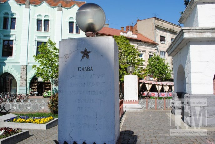 З обеліску слави у центрі Мукачева збивають радянську символіку (ФОТО) – 04