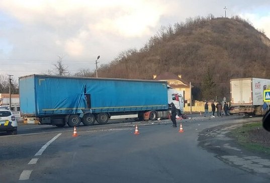 Уламки машин розкидані по дорозі: на виїзді з Мукачева сталась ДТП – 06
