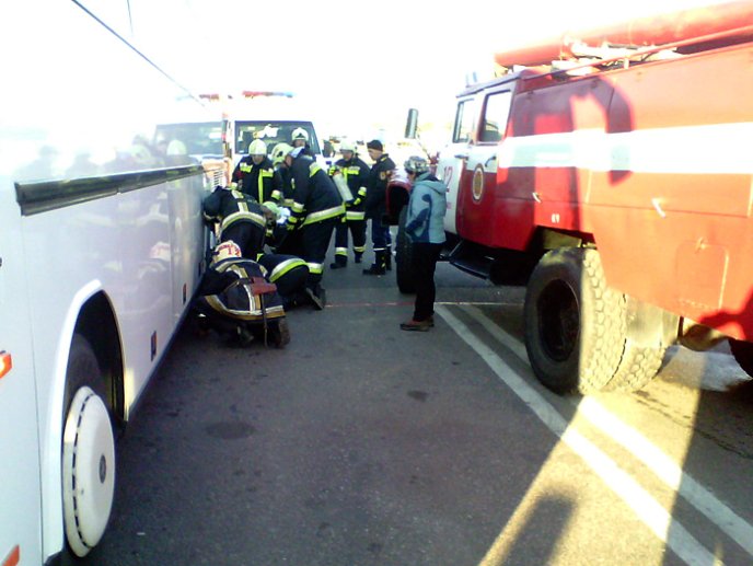 Берегівські та угорські пожежники врятували людину з-під автобуса – 02