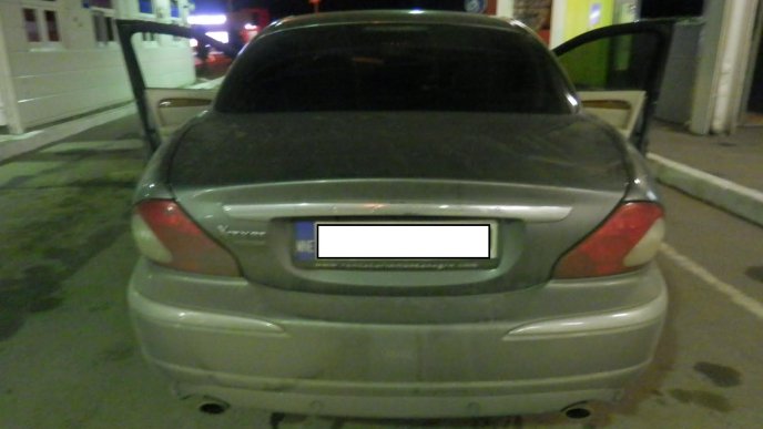 24-річний юнак на елітному "Ягуарі" попався зі зброєю – 01