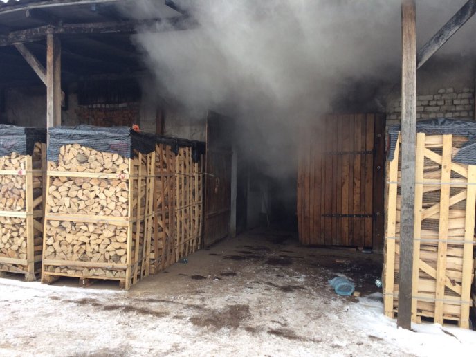 На Мукачівщині спалахнула пожежа на пилорамі – 03