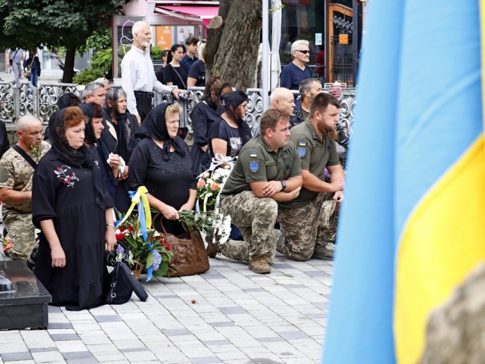 У Мукачеві люди навколішках проводжали Героя в останню дорогу – 01 У Мукачеві люди навколішках проводжали Героя в останню дорогу – 01