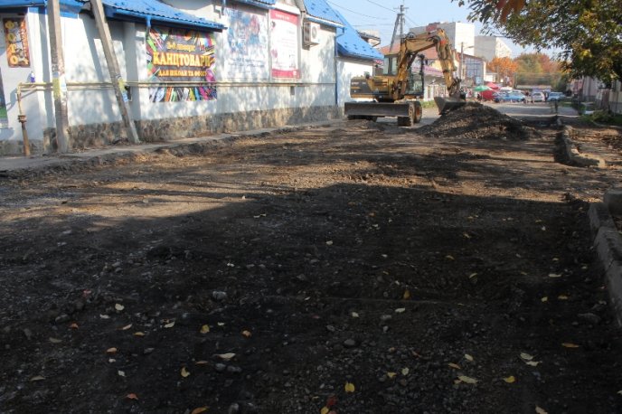 Вулицю у мікрорайоні Росвигово, через жахливий стан якої з неї вже навіть сміялись, таки відремонтують – 05