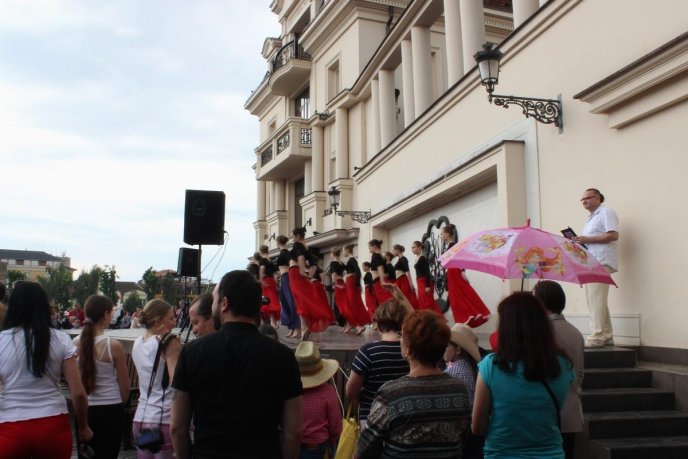 В Ужгороді з нагоди Міжнародного дня танцю відбувся концерт та танцювальний флешмоб – 09