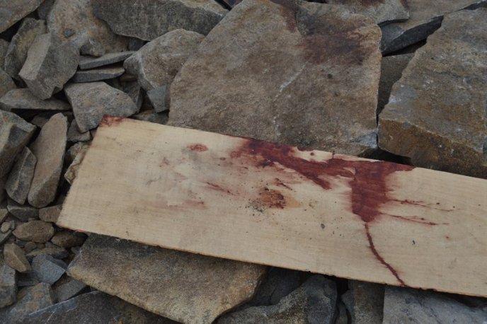 Сліди крові та пляшки алкоголю: у мережі з’явились фотографії з місця завалу кар’єру – 03 Сліди крові та пляшки алкоголю: у мережі з’явились фотографії з місця завалу кар’єру – 03