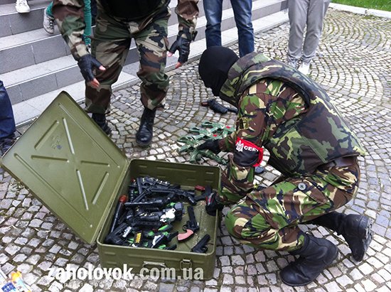 “Правий сектор” Закарпаття насміявся над міліцією, здавши замість справжньої іграшкову зброю (ФОТО) – 02