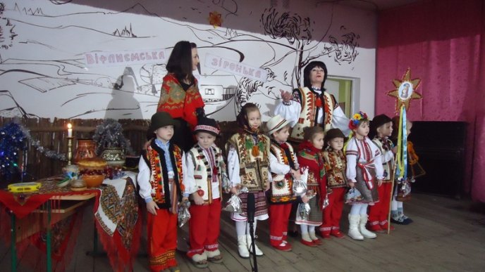 У селищі Ясіня співали старовинні та сучасні колядки. Глядачі у захваті – 03