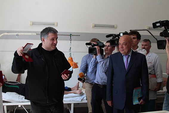 Міністр внутрішніх справ вручив пораненим під час стрілянини правоохоронцям почесні відзнаки – 01 Міністр внутрішніх справ вручив пораненим під час стрілянини правоохоронцям почесні відзнаки – 01