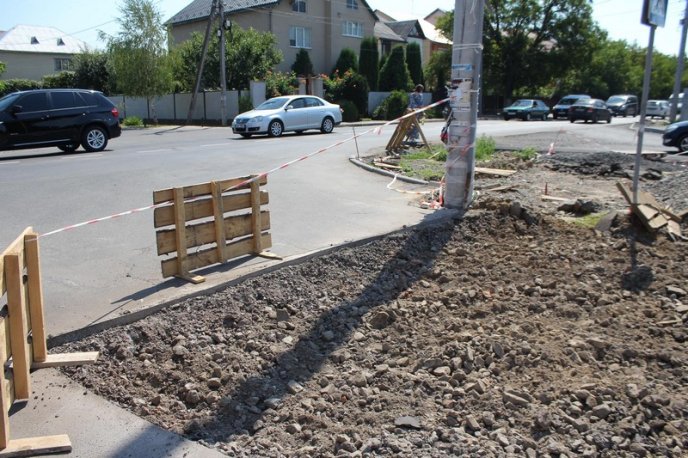 У Мукачеві облаштовують нове перехрестя – 09