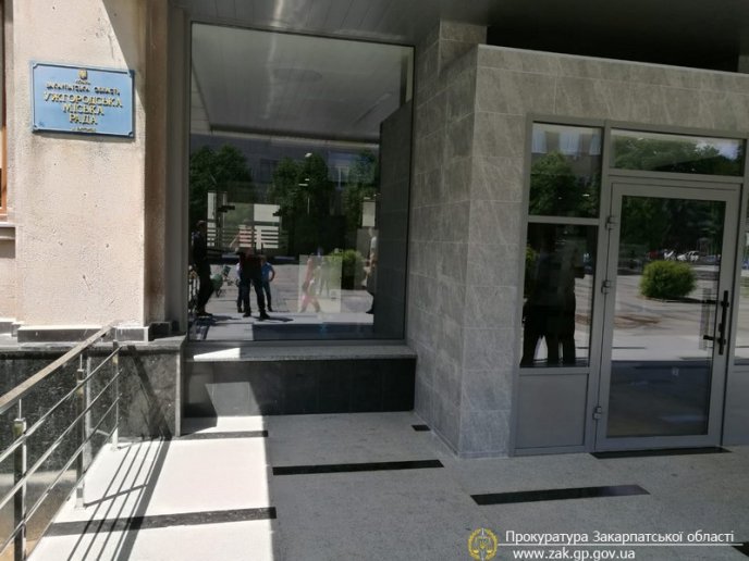 Чиновниця Ужгородської міськради вимагала чималий хабар – 03