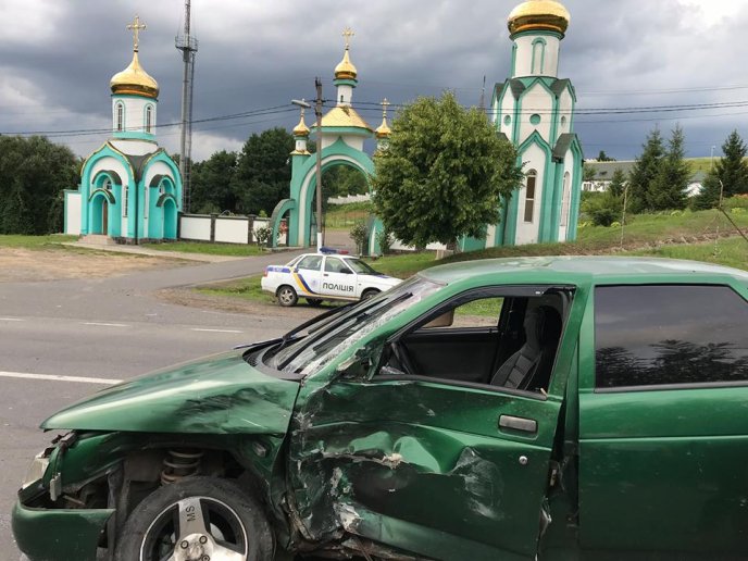 У Мукачеві сталась ДТП: "Toyota Land Cruiser" протаранила "десятку", всередині якої були діти – 06