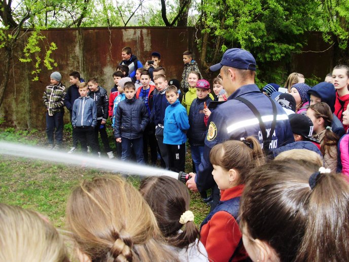 Рятувальники Великоберезнянщини вчили жителів села Забрідь правилам безпеки життєдіяльності – 06