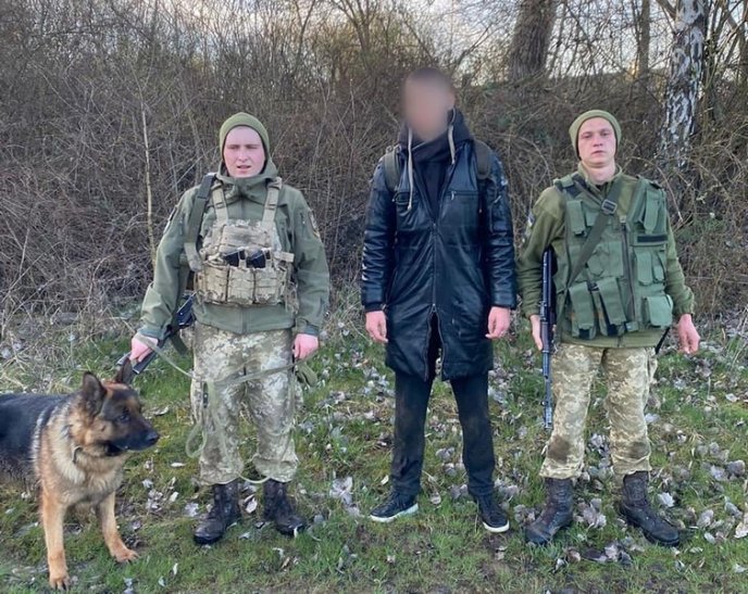 На кордоні зі Словаччиною затримали чоловіків – 04