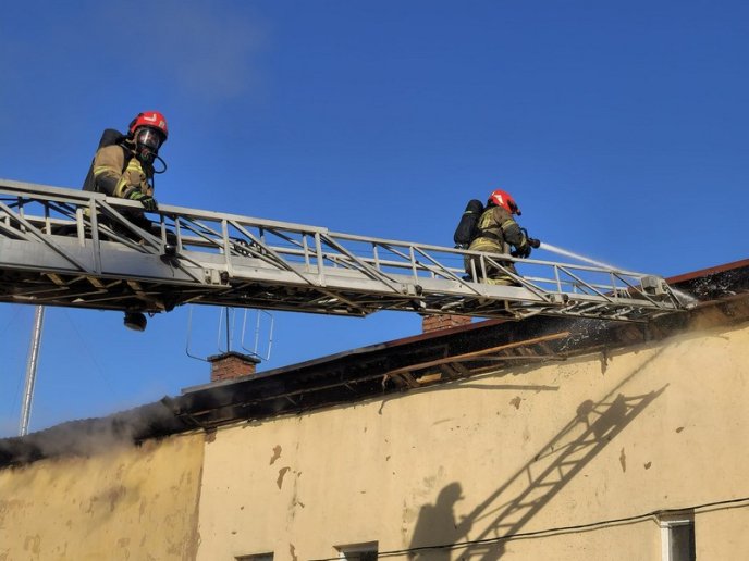 20 рятувальників гасили пожежу, яка спалахнула в Ужгороді – 03
