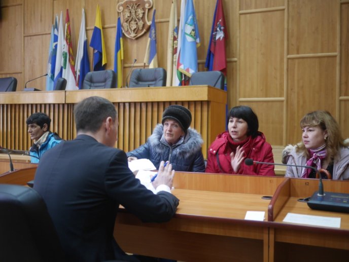 Четверо підприємців готові продовжити торгівлю у дерев’яних будиночках у центрі Ужгорода – 03