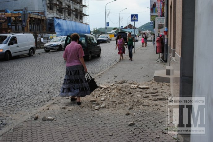У Мукачеві посеред білого дня штукатурка обвалилась "на жваву" пішохідну частину (ФОТОФАКТ) – 02