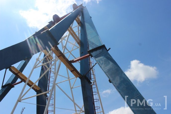 У Мукачівському парку "Перемога" встановлюють "чортове колесо" – 08