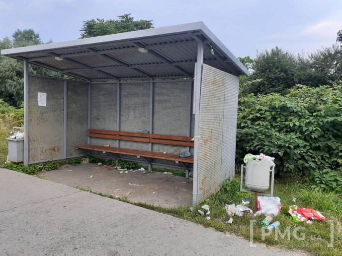 Побачене на одній із автобусних зупинок Мукачева неприємно вразило людей – 01