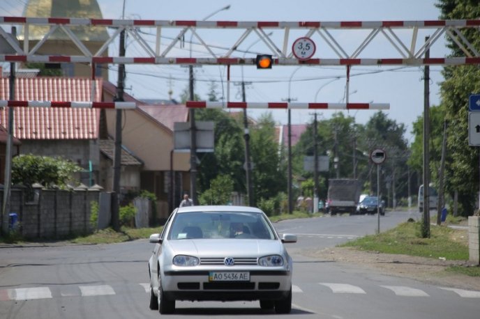 На одній із вулиць Мукачева встановили обмежувач руху великогабаритного транспорту – 05