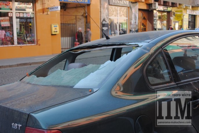 У центрі Мукачева цеглина розтрощила заднє скло легковика (ФОТО) – 03