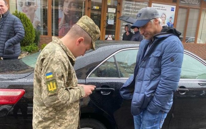 На Закарпатті колишньому генпрокурору Рябошапці вручили повістку до військкомату – 01