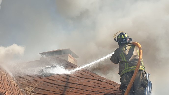 Закарпатські вогнеборці показали наслідки масштабної пожежі  – 08