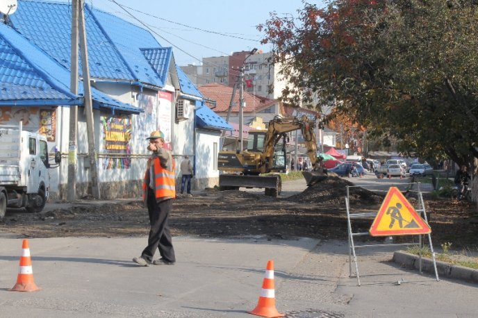 Вулицю у мікрорайоні Росвигово, через жахливий стан якої з неї вже навіть сміялись, таки відремонтують – 04