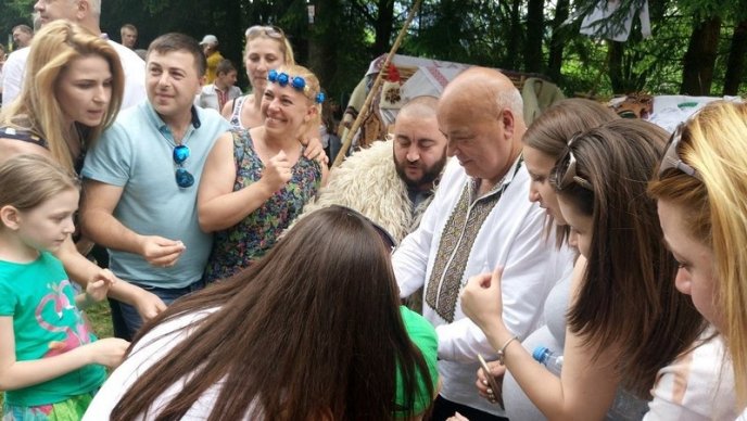 Організатори свята проводів вівчарів з отарами на полонину підкололи Геннадія Москаля – 03