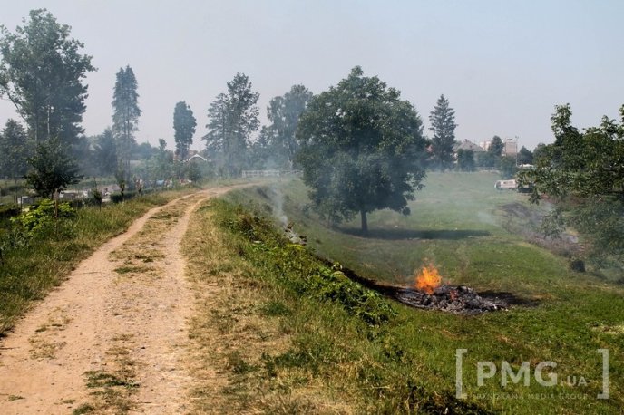 Окрім спеки, відпочивальників у Мукачеві "добиває" дим  – 03