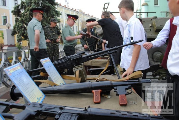 В центрі Мукачева проходить виставка військової техніки та озброєння 128-ї окремої гірсько-піхотної бригади (ФОТО) – 09