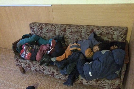 У Мукачеві на залізничному вокзалі знайшли 9 дітей. Їхню матір розшукують – 02
