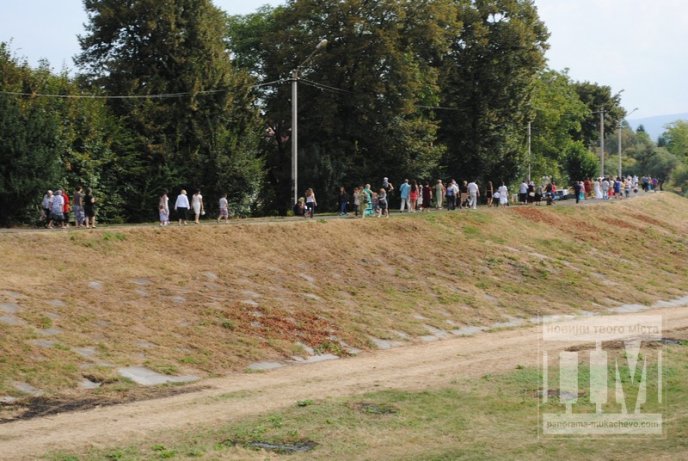 Тисячі вірників прийшли помолитись до мукачівського Свято-Миколаївського жіночого монастиря (ФОТО) – 02 Тисячі вірників прийшли помолитись до мукачівського Свято-Миколаївського жіночого монастиря (ФОТО) – 02