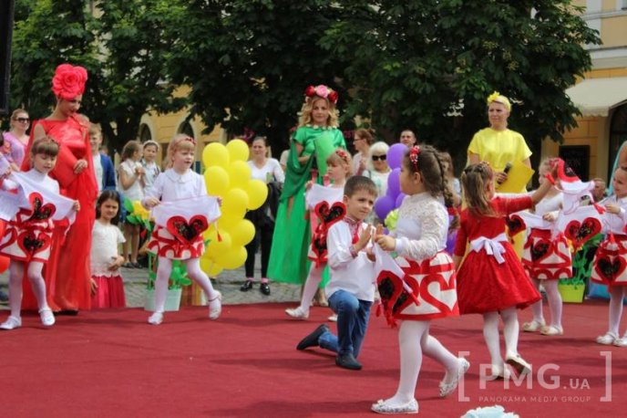 Центр Мукачева перетворився на великий концертний майданчик – 15