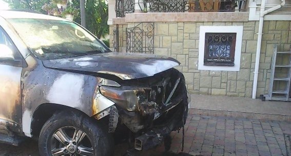 У мережі з’явились фото іномарки "Toyota Land Cruiser", яку підпалили у Минаї – 02