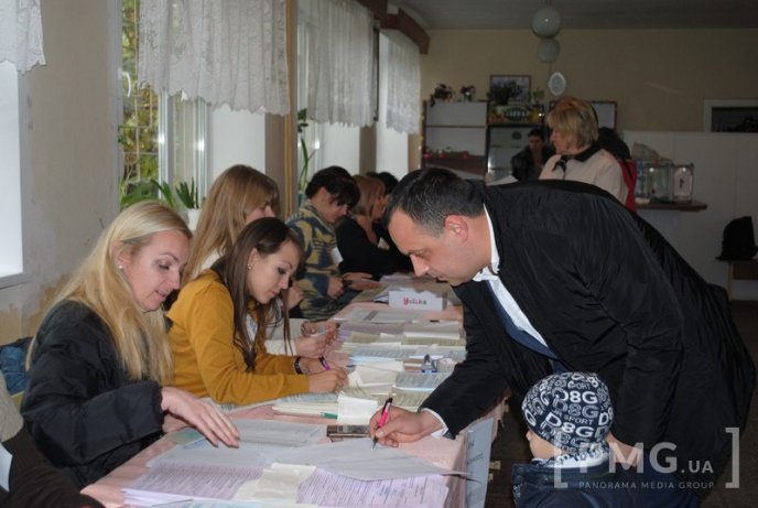 Голова облради Володимир Чубірко проголосував "за європейський Ужгород" разом із сім’єю – 07