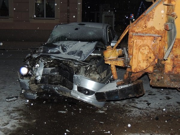 У Берегові іномарка врізалась у снігоочисник – 05