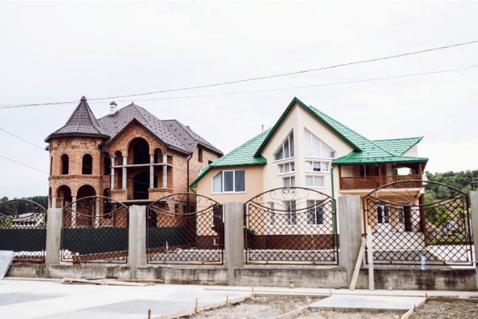 Проект "Ukraїner" показав закарпатське село з елітними віллами – 03