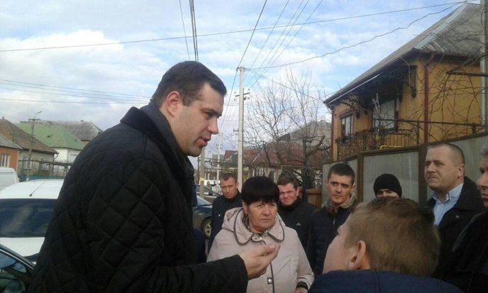 У Виноградівському районі триває акція протесту: люди вимагають побачити машину з гравієм – 04
