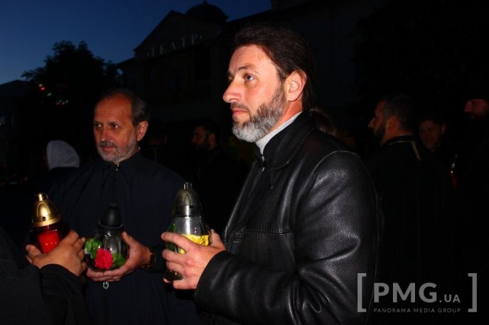 Мукачівці зустріли Благодатний Вогонь, який зійшов у Єрусалимі – 03