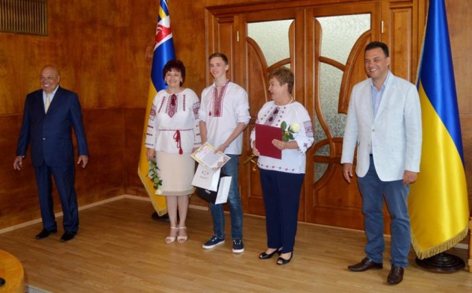 У Закарпатській ОДА відзначили найуспішніших випускників краю – 03