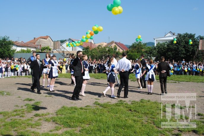 Останній дзвінок відлунав для випускників Мукачівської ЗОШ №6 (ФОТО) – 31