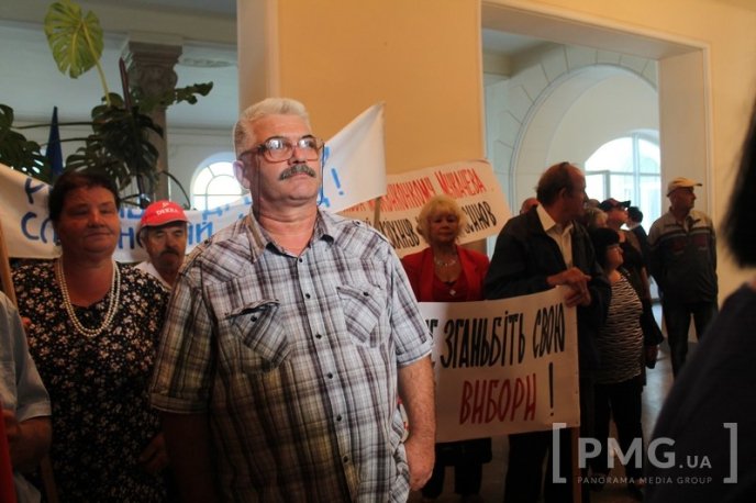 Русини прийшли з протестом під будівлю Мукачівської ратуші – 06