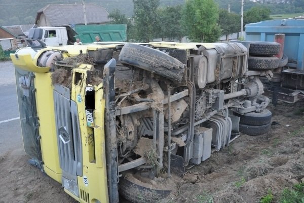 На Тернопільщині перекинулася вантажівка із Закарпаття: постраждав водій – 02