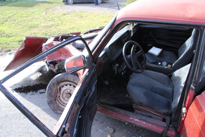 Серйозна ДТП на околиці Виноградова: одна автівка догори колесами, водіїв забрала швидка – 02